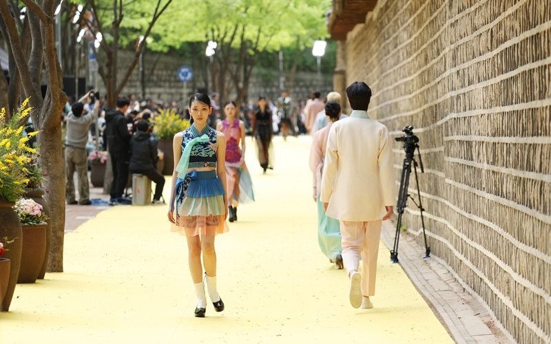 Guiroe, que significa 'estar en una encrucijada' en coreano, hace honor a su nombre como una marca coreana globalizada basada en la silueta refinada del Hanbok que resuena con personas de todo el mundo. La marca fue nombrada Diseñadora de Hanbok del Año 2022 por el Ministerio de Cultura, Deportes y Turismo y diseñó los trajes de Hanbok mostrados en dramas exitosos como 'Itaewon Class' y 'Treasure Island.