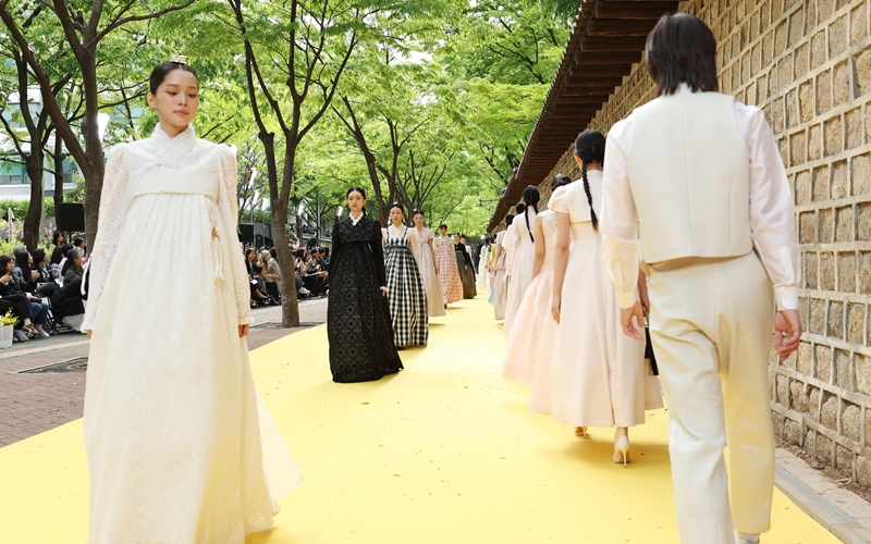 Fusionando el hanbok tradicional con diseños modernos, Hanbok Studio Hyeon se especializa en piezas elegantes para el uso diario. La marca fue nombrada diseñadora de hanbok del año el año pasado por el Ministerio de Cultura, Deportes y Turismo y diseñó trajes para la actriz Kim Tae-ri y la campeona olímpica de patinaje artístico Kim Yuna en 2010.