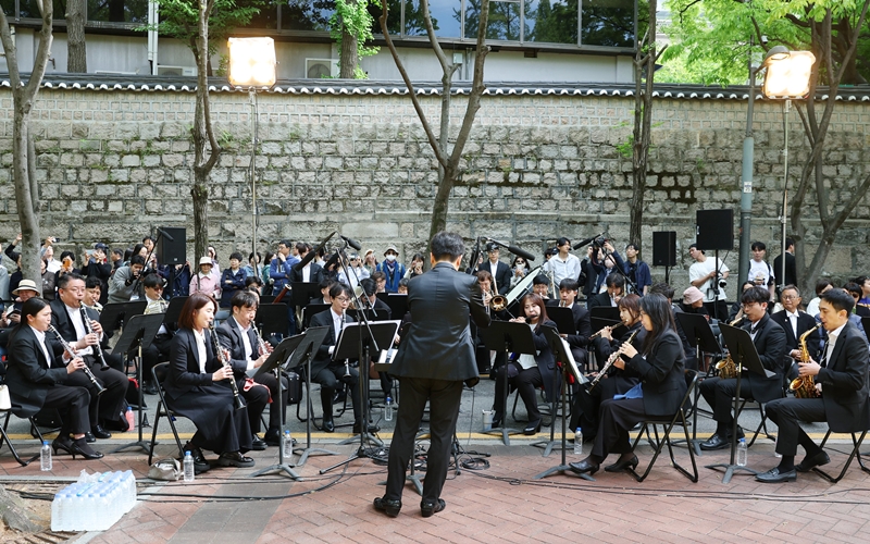 Esta orquesta combina valses y música de K-drama para abrir y cerrar el desfile de moda.