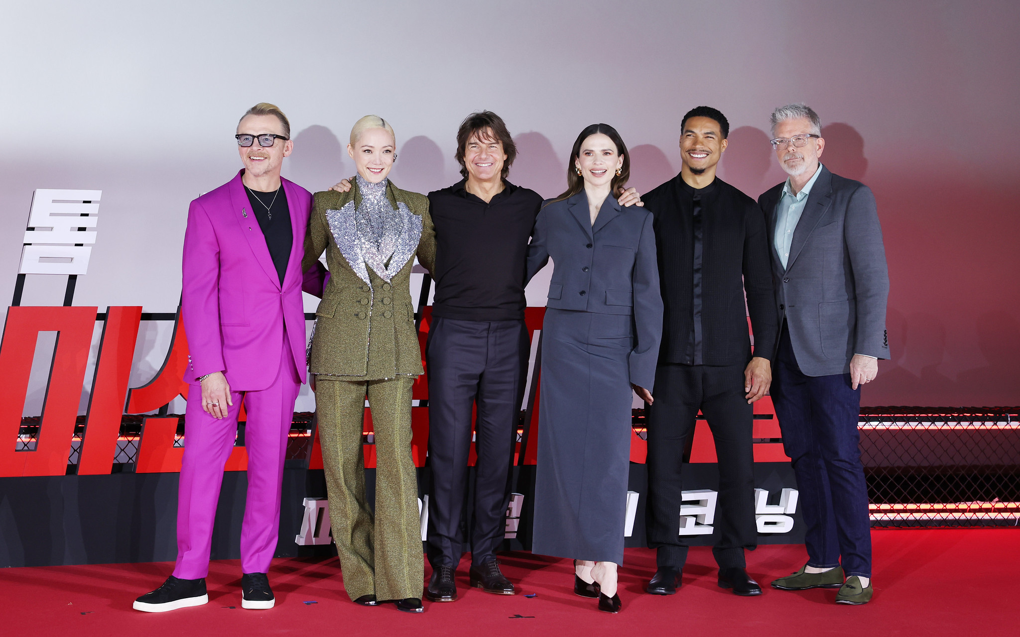 El 8 de mayo, el elenco y el director de la octava entrega de la saga 'Misión Imposible' posan para una foto grupal durante una rueda de prensa en el cine Lotte de la Lotte World Tower, en el distrito Songpa-gu de Seúl. De izquierda a derecha: los actores Simon Pegg, Pom Klementieff, Tom Cruise, Hayley Atwell, Greg Tarzan Davis y el director Christopher McQuarrie. 