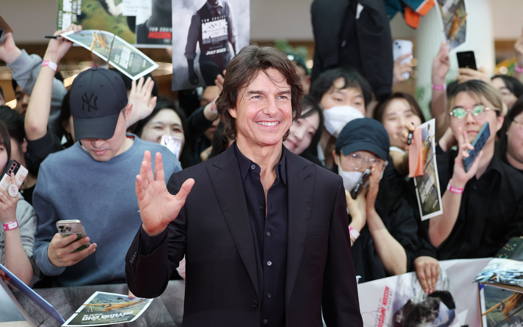 Tom Cruise se toma una foto con sus fanes coreanos durante el evento de alfombra roja celebrado el 8 de mayo en la pista de hielo de Lotte World en Seúl.