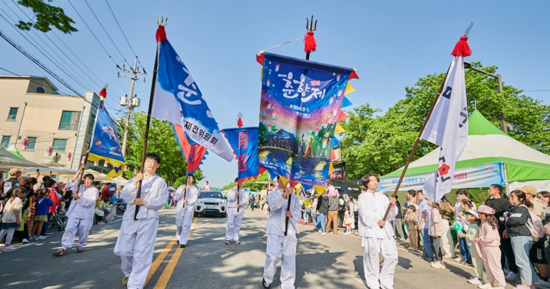 Unas personas participan en la 95ª edición del Festival de Chunhyang, celebrado del 30 de abril al 6 de mayo, en el área de Gwanghallu-won y a lo largo del río Yocheongang, en la ciudad de Namwon, provincia de Jeollabuk-do.