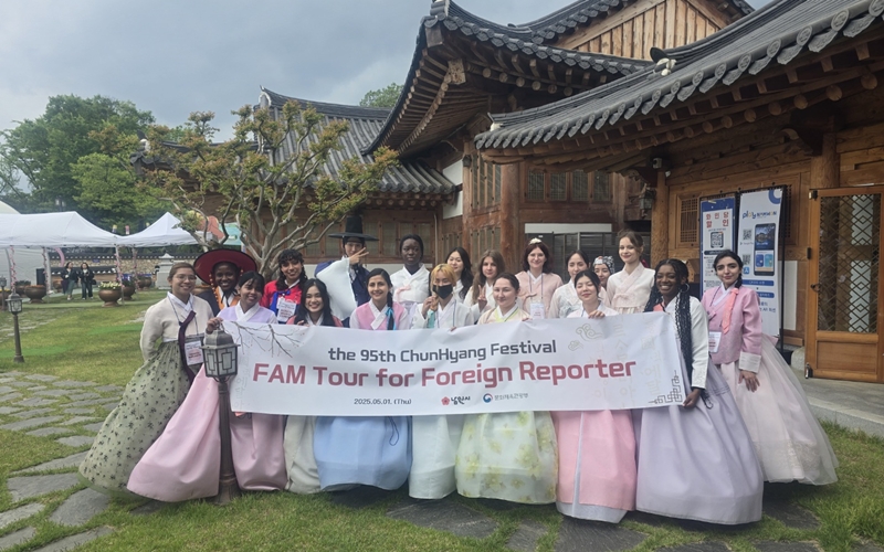 Un equipo de reporteros honorarios de Korea.net se toma una foto conmemorativa, el 1 de mayo de 2025, en Gwanghallu-won, en la ciudad de Namwon.