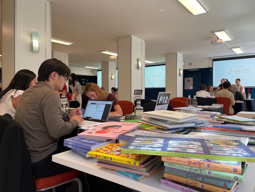 Escena de una conferencia de exportación de libros coreanos celebrada en septiembre de 2024 en Madrid, como parte de la Feria del Libro Coreano de ese año.