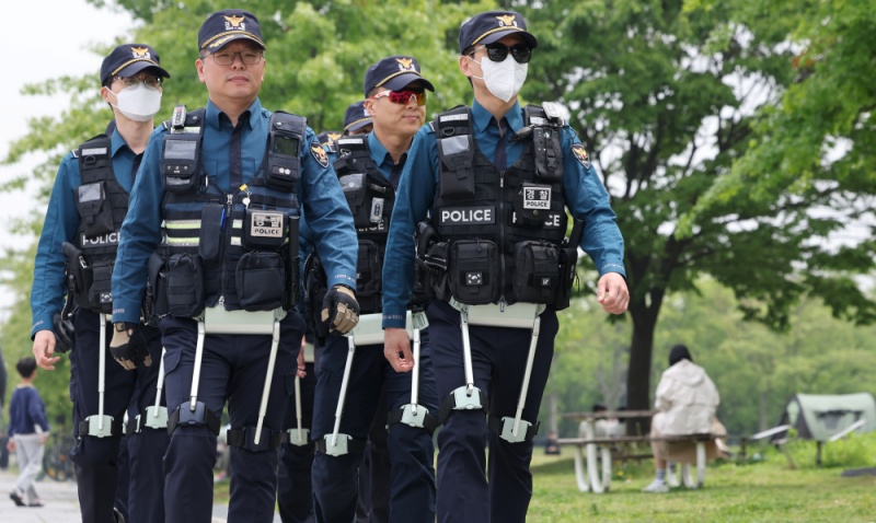 La Policía Metropolitana de Seúl estará realizando patrullajes en modo de prueba hasta el 30 de junio en el barrio de Yeouido en el distrito de Yeongdeungpo-gu con equipos tecnológicos como drones, bicicletas eléctricas y exoesqueletos portátiles. | Agencia de Noticias Yonhap