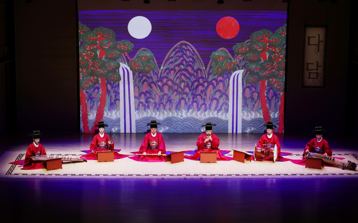 La Orquesta de Música de la Corte del Centro Nacional de Gugak interpreta 'Chihwapyeong' y 'Chwipungphyeong', dos piezas compuestas por el rey Sejong de la dinastía Joseon (1392-1910), en un concierto celebrado el 30 de abril en el auditorio Umyeondang del centro, en el distrito de Seocho-gu, Seúl.