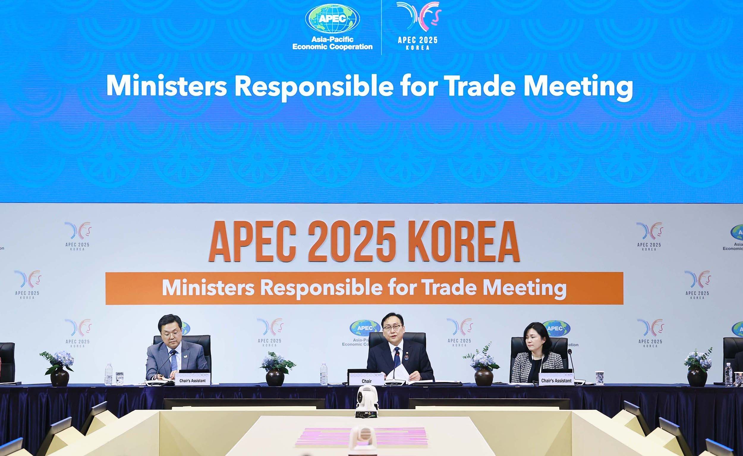 El jefe negociador de comercio coreano, Cheong Inkyo (centro), pronuncia un discurso durante la ceremonia de apertura de la Reunión de Ministros Responsables de Comercio del Foro de Cooperación Económica Asia-Pacífico (APEC, según sus siglas en inglés), celebrada, el 15 de mayo, en el Centro de Convenciones Internacional de Jeju, en Seogwipo, en la isla de.