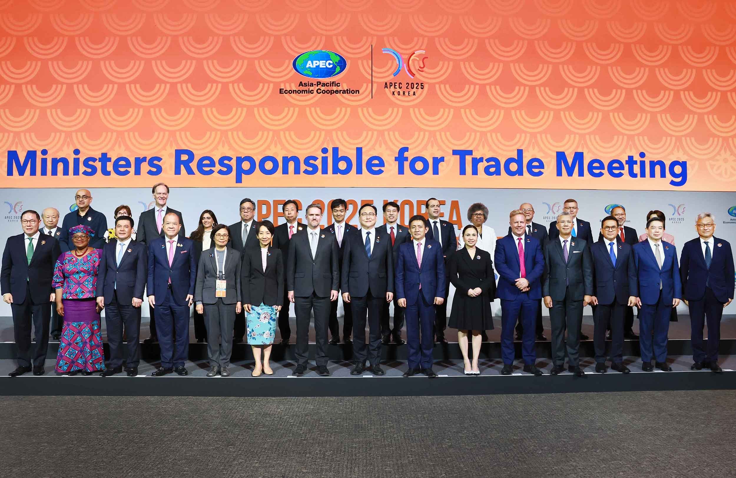 Los participantes de la Reunión de Ministros Responsables de Comercio del APEC posan para una foto grupal, durante la ceremonia de apertura, celebrada, el 15 de mayo, en el Centro de Convenciones Internacional de Jeju, en Seogwipo, en la isla de Jeju.