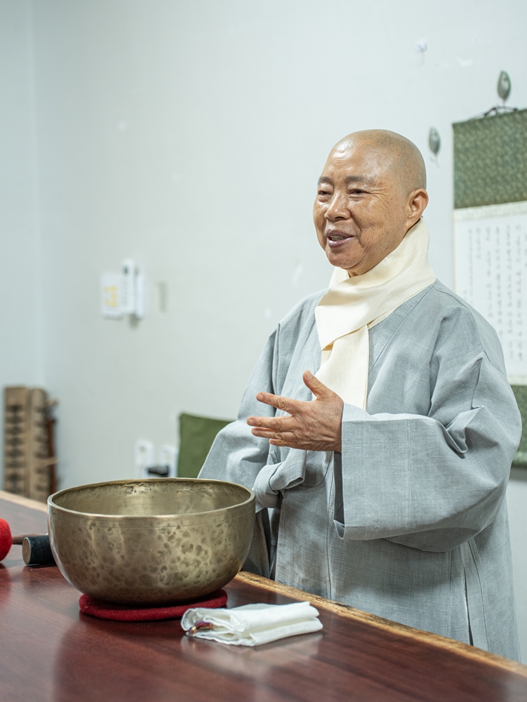 La monja Jeonggwan, vestida con su hábito tradicional, habla antes de recitar el Ogwangye, una oración previa a la comida.