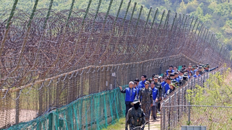 Yu In Chon, ministro de Cultura, Deportes y Turismo, y los participantes del programa 'Local 100', caminan el 8 de mayo por el tramo del 'Camino de la Paz de Goseong DMZ' que comienza en el Observatorio Unificación, siguiendo el recorrido a lo largo de la valla fronteriza.  | Ministerio de Cultura, Deportes y Turismo