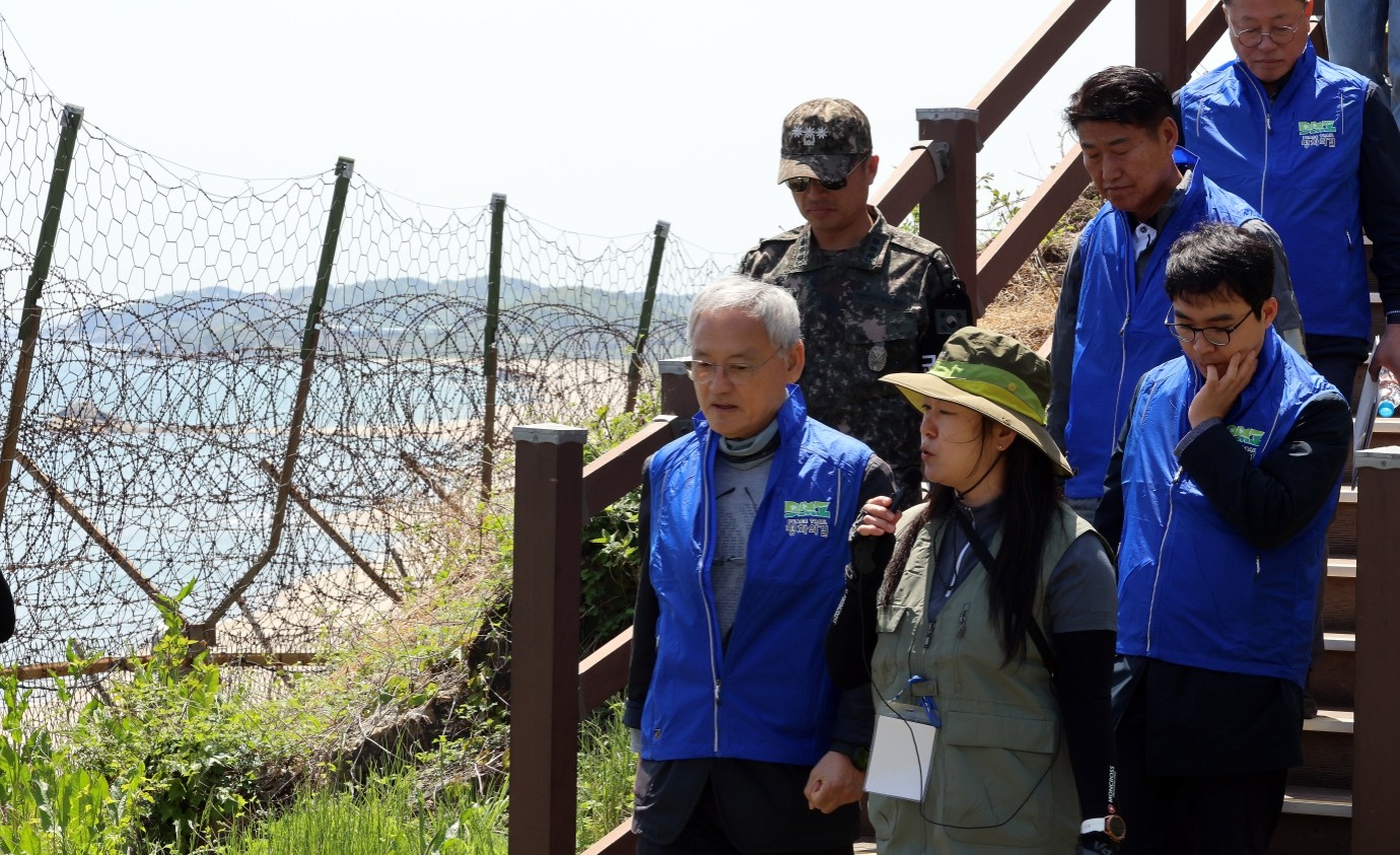 El ministro de Cultura Yu In Chon escucha la explicación de un guía antes de comenzar la caminata por el Camino de la Paz de Goseong DMZ, el 8 de mayo. | Ministerio de Cultura, Deportes y Turismo 