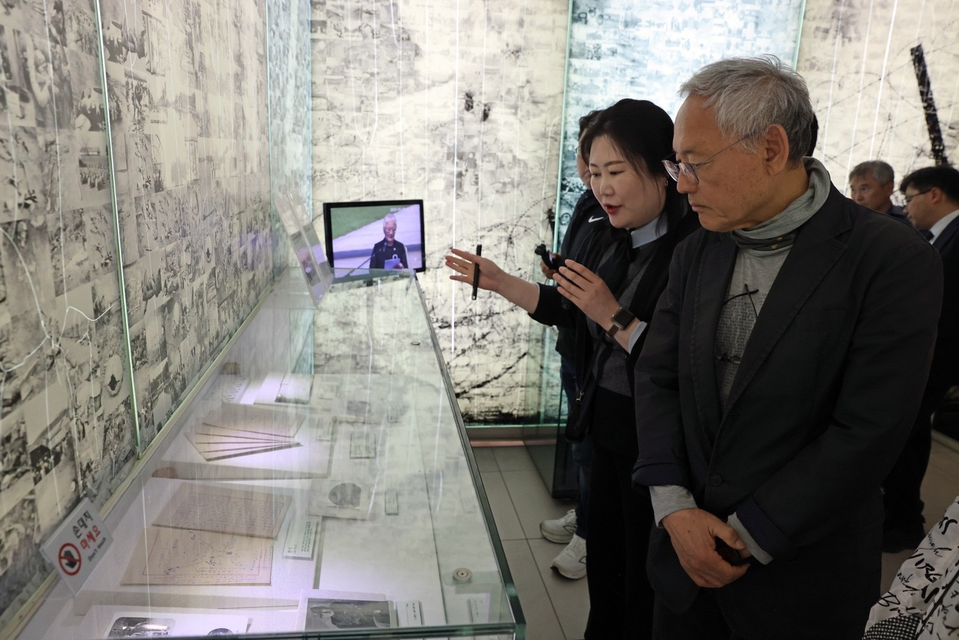 El ministro de Cultura Yu In Chon visita el Museo de la DMZ en Goseong el 8 de mayo, donde recibe una explicación guiada sobre las exposiciones. El museo documenta la Guerra de Corea, la división y la evolución de la zona desmilitarizada. | Ministerio de Cultura, Deportes y Turismo