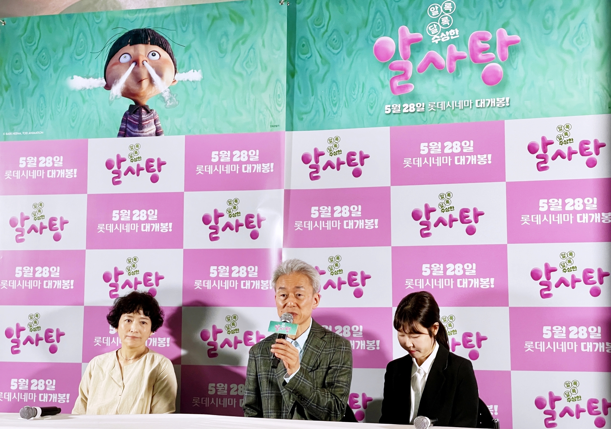 El productor japonés Takashi Washio (centro) responde a las preguntas de los periodistas junto a la autora Baek Heena (izquierda), durante la rueda de prensa celebrada en el cine Lotte de la Estación Konkuk University, en Seúl, el 23 de mayo. | Xu Aiying 