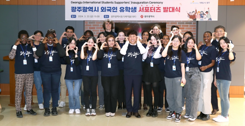 El Gobierno Metropolitano de Gwangju invertirá 25.850 millones de wones para atraer a 12.000 estudiantes extranjeros hasta el 2029. La foto muestra una ceremonia de bienvenida para promotores del apoyo a estudiantes extranjeros celebrada en marzo del año pasado en el Ayuntamiento de Gwangju. | Gobierno Metropolitano de Gwangju