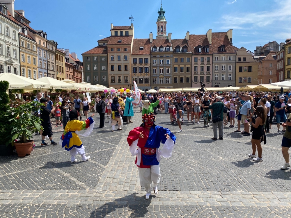﻿La foto muestra una presentación de danza de máscaras tradicionales a cargo del grupo The Greatest Masque, que actuará en julio en el Centro Cultural Coreano en Varsovia, Polonia.