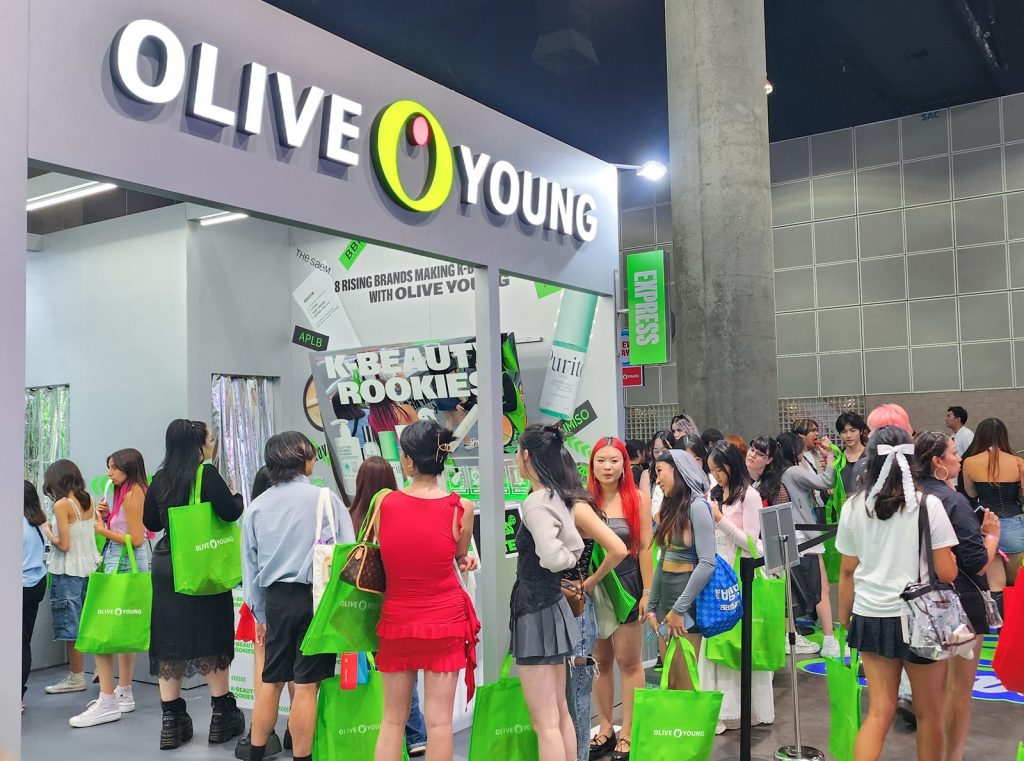 Unos visitantes visitan el estand de la marca coreana de cosméticos Olive Young durante la feria KCON LA 2024, celebrada del 26 al 28 de julio del año pasado en Los Ángeles, Estados Unidos. | CJ Olive Young