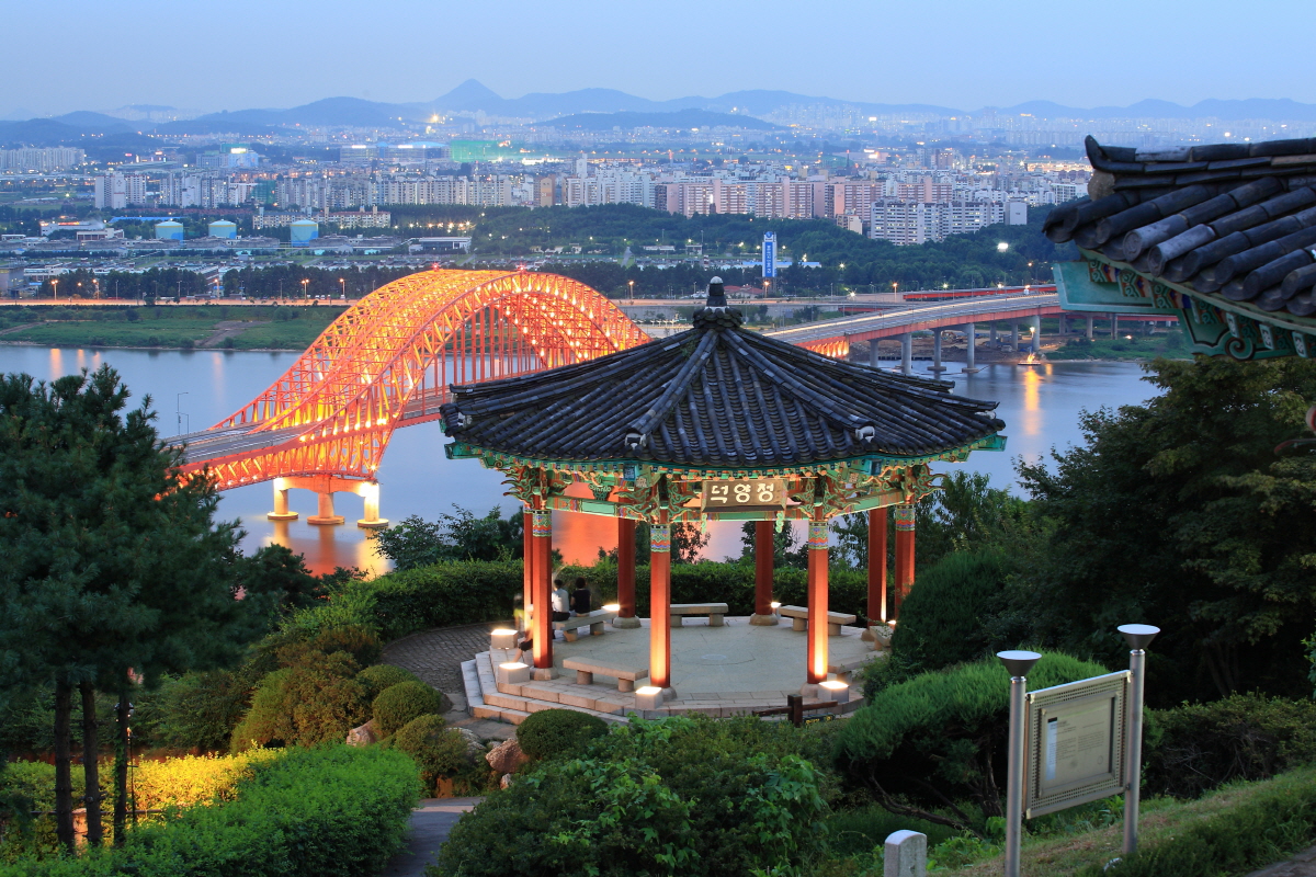 Se muestra la vista nocturna desde la fortaleza de Haengjusanseong, en la ciudad de Goyang, provincia de Gyeonggi-do, uno de los lugares donde se celebrarán eventos de las K-Heritage Weeks 2025, del 30 de mayo al 22 de junio. | Oficina de la ciudad de Goyang