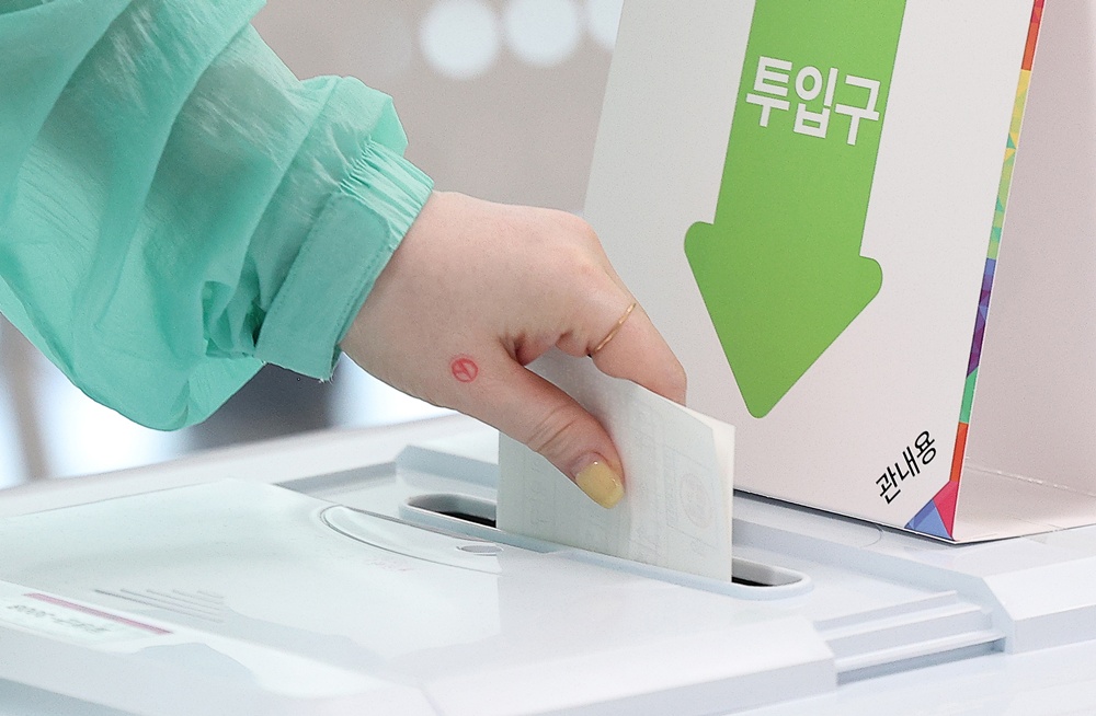 Un votante deposita su papeleta en un centro de votación ubicado en el Centro de Bienestar Administrativo del municipio de Yuga-eup, en el condado de Dalseong-gun, ciudad de Daegu, el 29 de mayo, primer día de la votación anticipada para la elección presidencial del 3 de junio. | Agencia de Noticias Yonhap