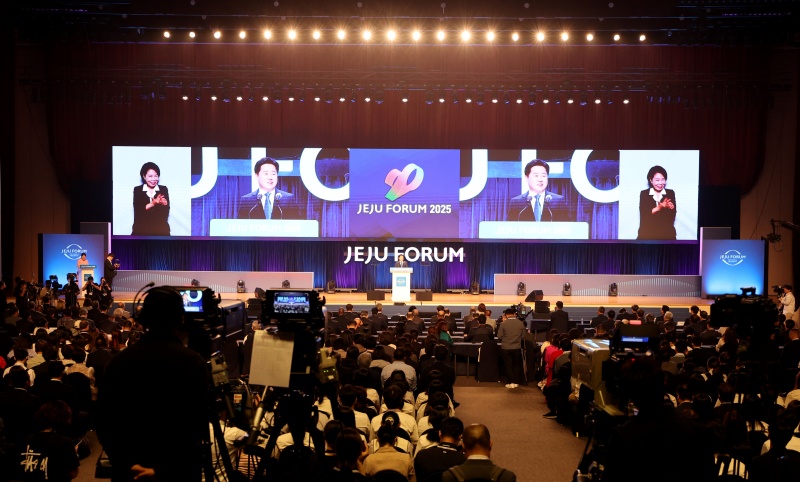 El gobernador Oh Young Hun, de la provincia autónoma especial de Jeju, pronuncia el discurso de bienvenida el 29 de mayo durante la ceremonia de apertura del Foro de Jeju en el Centro Internacional de Convenciones de Jeju, en la ciudad de Seogwipo. | Agencia de Noticias Yonhap 