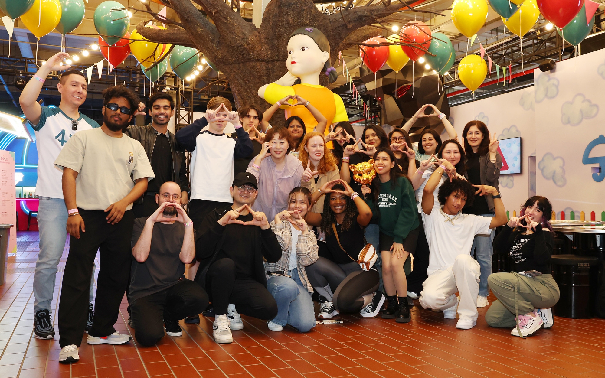 El grupo de participantes posa en conjunto tras finalizar la experiencia interactiva basada en la popular serie de Netflix.