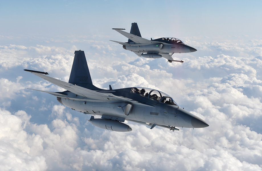 Korea Aerospace Industries Ltd. (KAI) firmó el 3 de junio un contrato para suministrar 12 unidades del avión de combate ligero FA-50 a Filipinas. La imagen muestra dos aviones FA-50 en pleno vuelo. | KAI