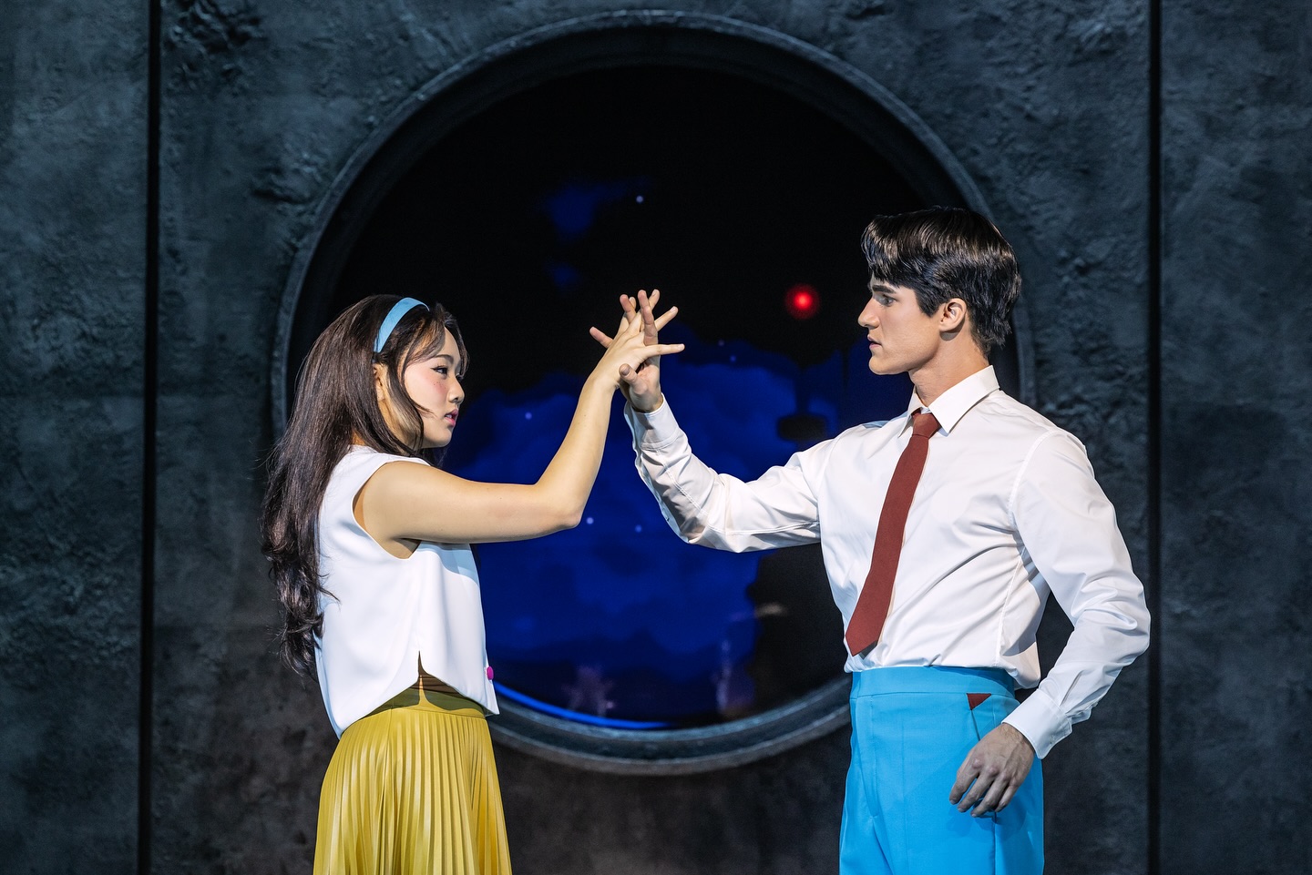 Una escena del musical 'Maybe Happy Ending', actualmente en cartelera en Broadway, Nueva York. | Cuenta oficial del muscial en Instagram
