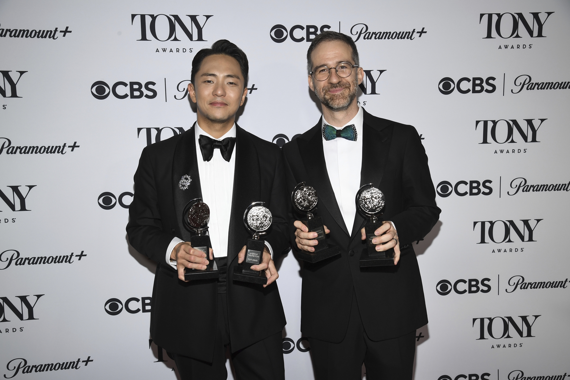 El escritor Park Chun-hue, conocido como Hue Park (izda.), y el compositor Will Aronson posancon los premios Tony por Mejor Libreto de un Musical y Mejor Música Original para Teatro, durante la ceremonia previa a la gala principal,  el 8 de junio (hora local), en el Radio City Hall de Nueva York. | Agencia de Noticias Yonhap