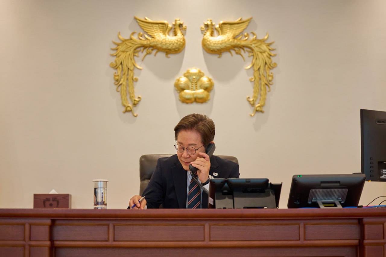 El presidente Lee Jae-myung conversa por teléfono con el primer ministro japonés Shigeru Ishiba desde su despacho en la oficina presidencial en el distrito de Yongsan-gu, Seúl, el 9 de junio. | Cuenta oficial del presidente Lee Jae-myung en X