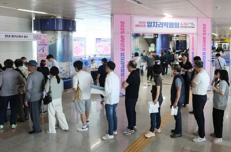 Unas personas hacen fila en la Feria de Empleo del Oeste de Busan, realizada el 10 de junio en la Estación de la Oficina del Distrito de Gangseo-gu, en la ciudad de Busan. | Agencia de Noticias Yonhap