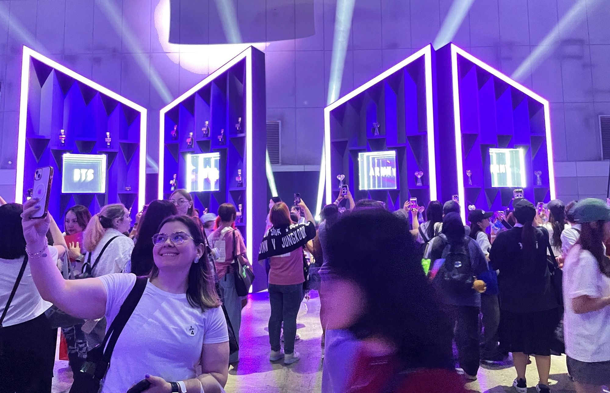El 13 de junio, los fanes del grupo BTS visitan la zona de trofeos del BTS Festa 2025, celebrado en los pabellones 9 y 10 del Centro de Exhibiciones 2 del Centro Internacional de Exposiciones de Corea (KINTEX), en la ciudad de Goyang, provincia de Gyeonggi-do, con motivo del 12º aniversario del debut del grupo.
