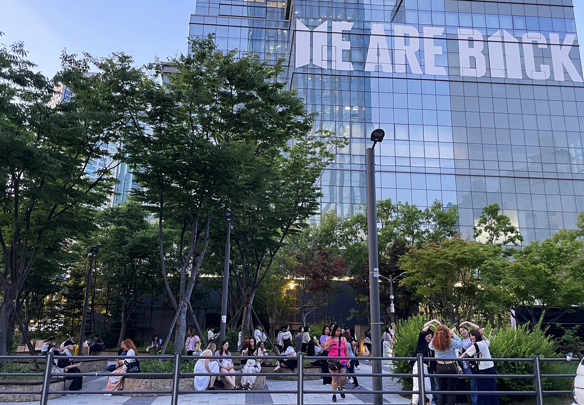 La sede de la agencia de BTS, Hybe, en el distrito de Yongsan-gu (Seúl), exhibió desde el 10 de junio los logos oficiales del grupo y del Army, junto con la frase 'We are back', como parte del BTS Festa 2025. 