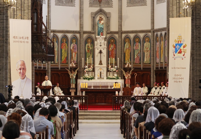 El 16 de junio, se lleva a cabo una misa en la Catedral de Myeongdong, en el distrito Jung-gu de Seúl, para conmemorar la elección del papa León XIV, en la que fieles y obispos entonan himnos en honor al nuevo líder de la Iglesia católica.
