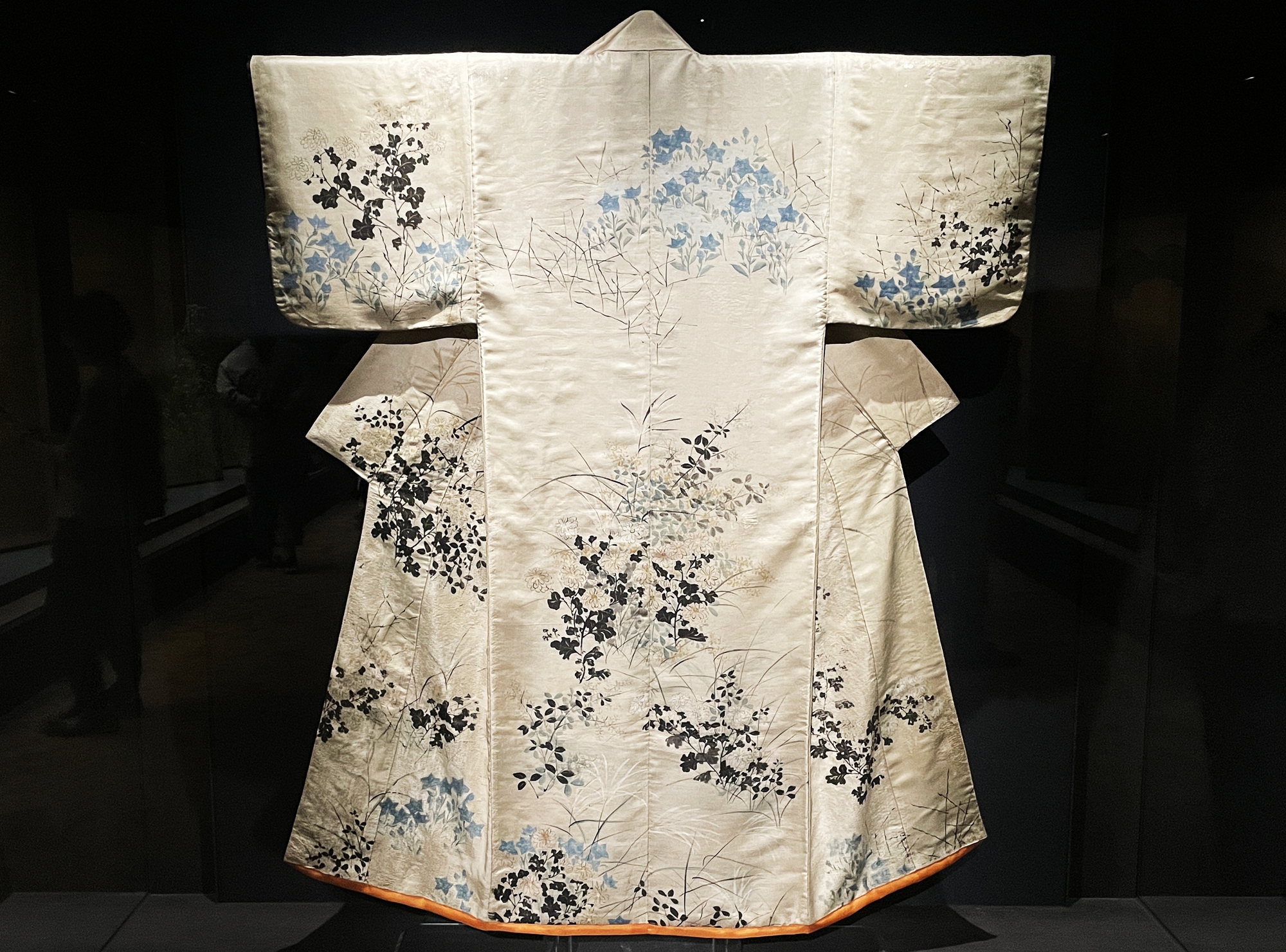 Se presenta el kimono Kosode con diseño de hierbas otoñales, una de las siete piezas patrimoniales destacadas del Museo Nacional de Tokio, durante un evento para la prensa, celebrado el 16 de junio, en el Museo Nacional de Corea en Seúl.
