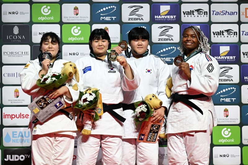 Kim Hayun (segunda desde la izquierda) posa para una foto tras ganar el título femenino de peso pesado en el Campeonato Mundial de Yudo en Budapest, Hungría, el 19 de junio. | Sitio web oficial de la Federación Internacional de Yudo