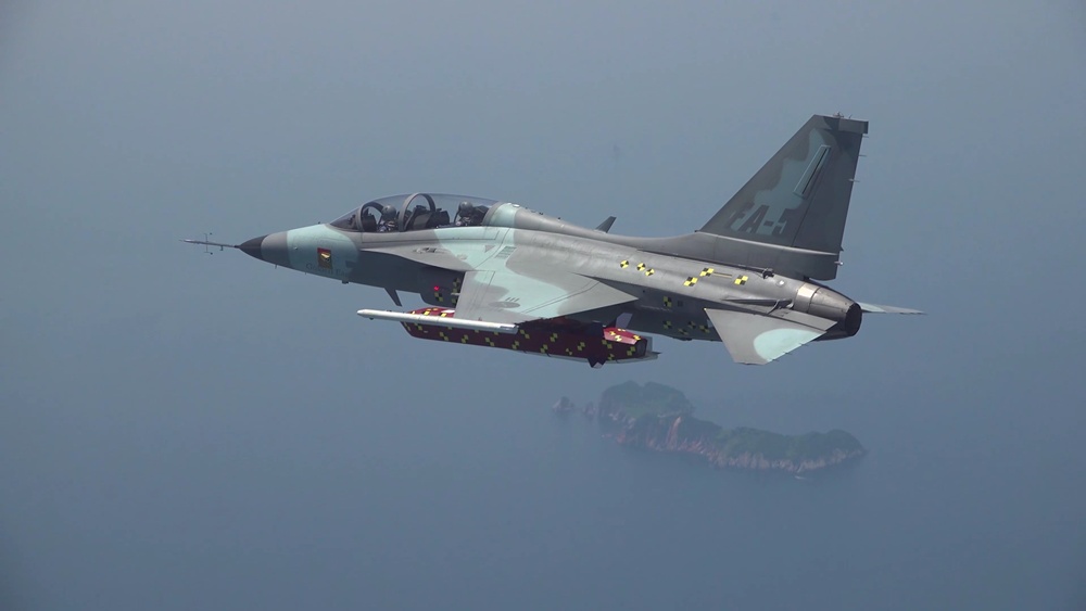 El avión de combate FA-50, desarrollado en Corea, realiza un vuelo de prueba con un misil aire-superficie de largo alcance. | Administración del Programa de Adquisiciones de Defensa