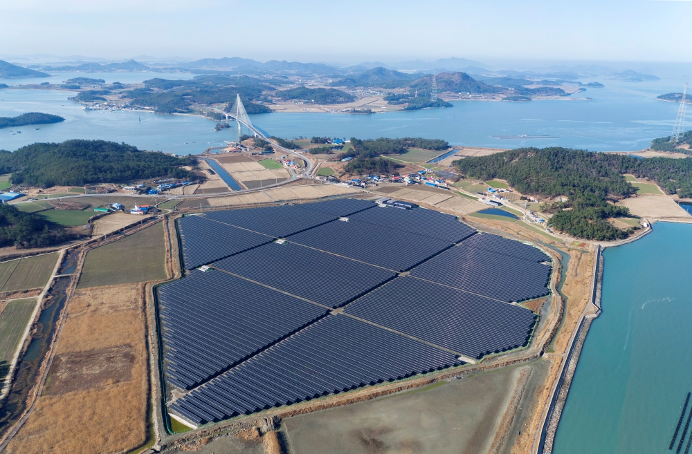 Se muestra la vista de una planta de energía solar ubicada en la isla Jarado, en el municipio de Anjwa-myeon, condado de Sinan-gun, provincia de Jeollanam-do. | Oficina del condado de Sinan-gun