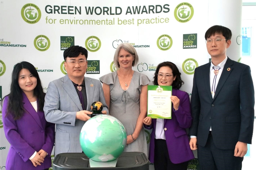 Unos funcionarios del condado de Sinan-gun posan para una foto el 12 de mayo tras recibir el premio de oro en los Green World Awards, celebrados en Auckland, Nueva Zelanda. | Oficina del condado de Sinan-gun