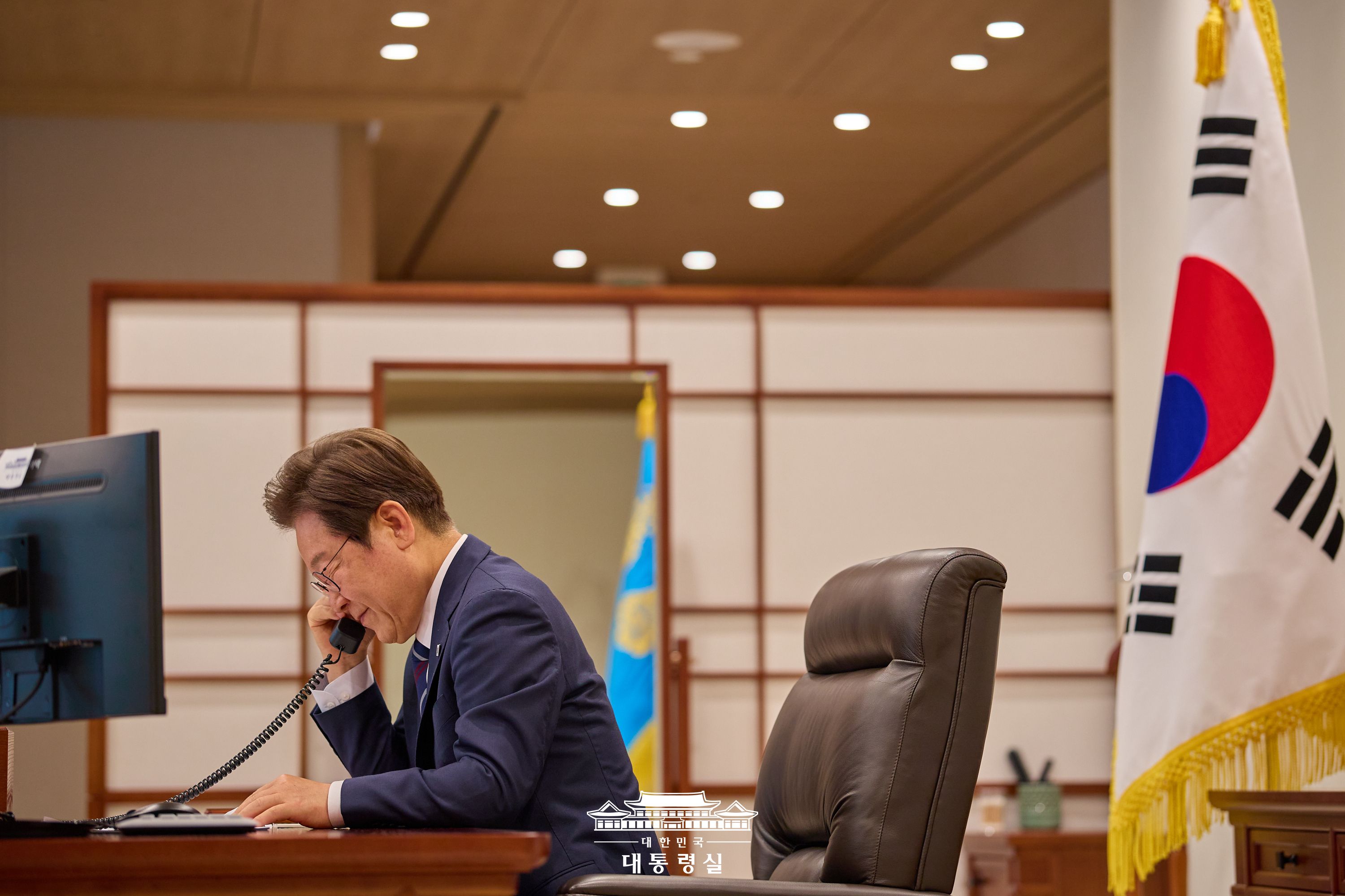 El presidente Lee Jae Myung conversa por teléfono con su homólogo de los Emiratos Árabes Unidos, Mohamed bin Zayed Al Nahyan, el 1 de julio desde su oficina en el distrito de Yongsan-gu, Seúl. | Oficina presidencial