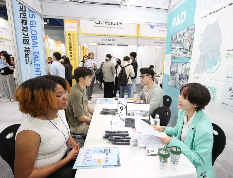 Se muestra a unos visitantes en la feria de empleo Global Talent Fair 2025, celebrada  del 19 al 20 de mayo en el centro de convenciones COEX, en el distrito de Gangnam-gu de Seúl. | Agencia para la Promoción de Comercio e Inversión de Corea
