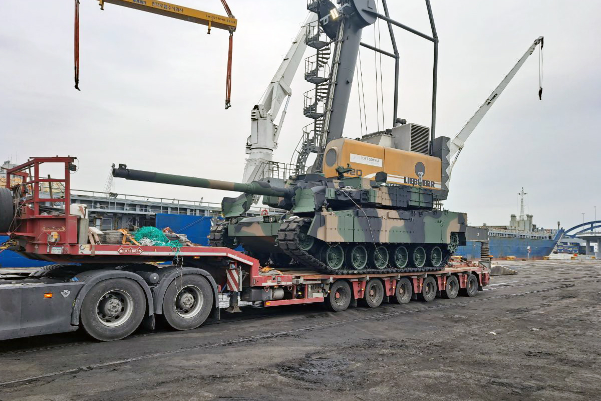 La Administración del Programa de Adquisiciones de Defensa (DAPA, por sus siglas en inglés) anunció el 2 de julio que Polonia y la empresa coreana Hyundai Rotem concluyeron las negociaciones del segundo contrato de exportación del tanque K2. En la imagen, se muestra uno de estos tanques en el puerto de Gdynia, Polonia. | Hyundai Rotem
