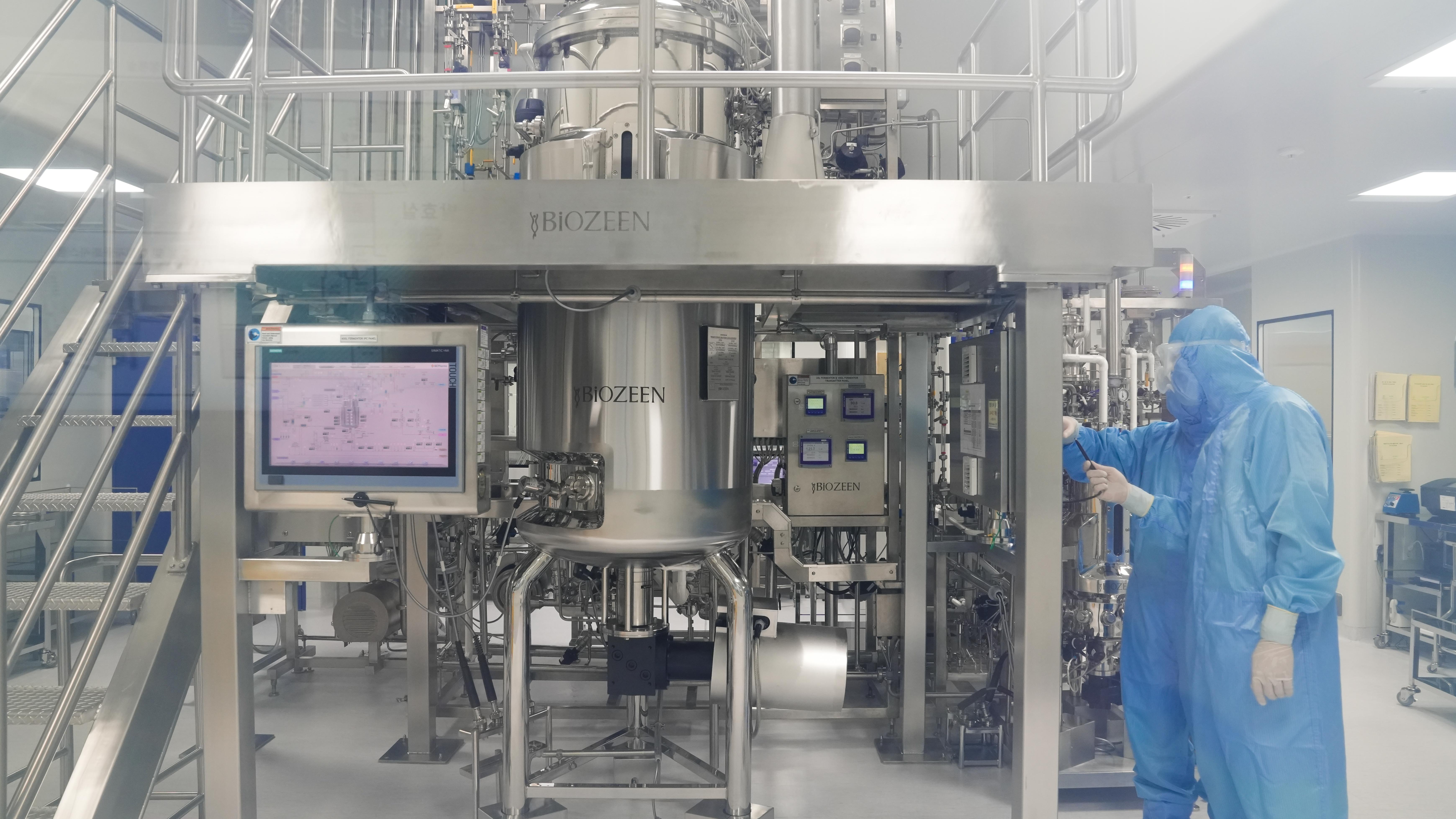 Se muestra la sala de fermentación de la planta de producción de GC Biopharma en Hwasun, donde se fabrica el principio activo de la vacuna contra el ántrax. 