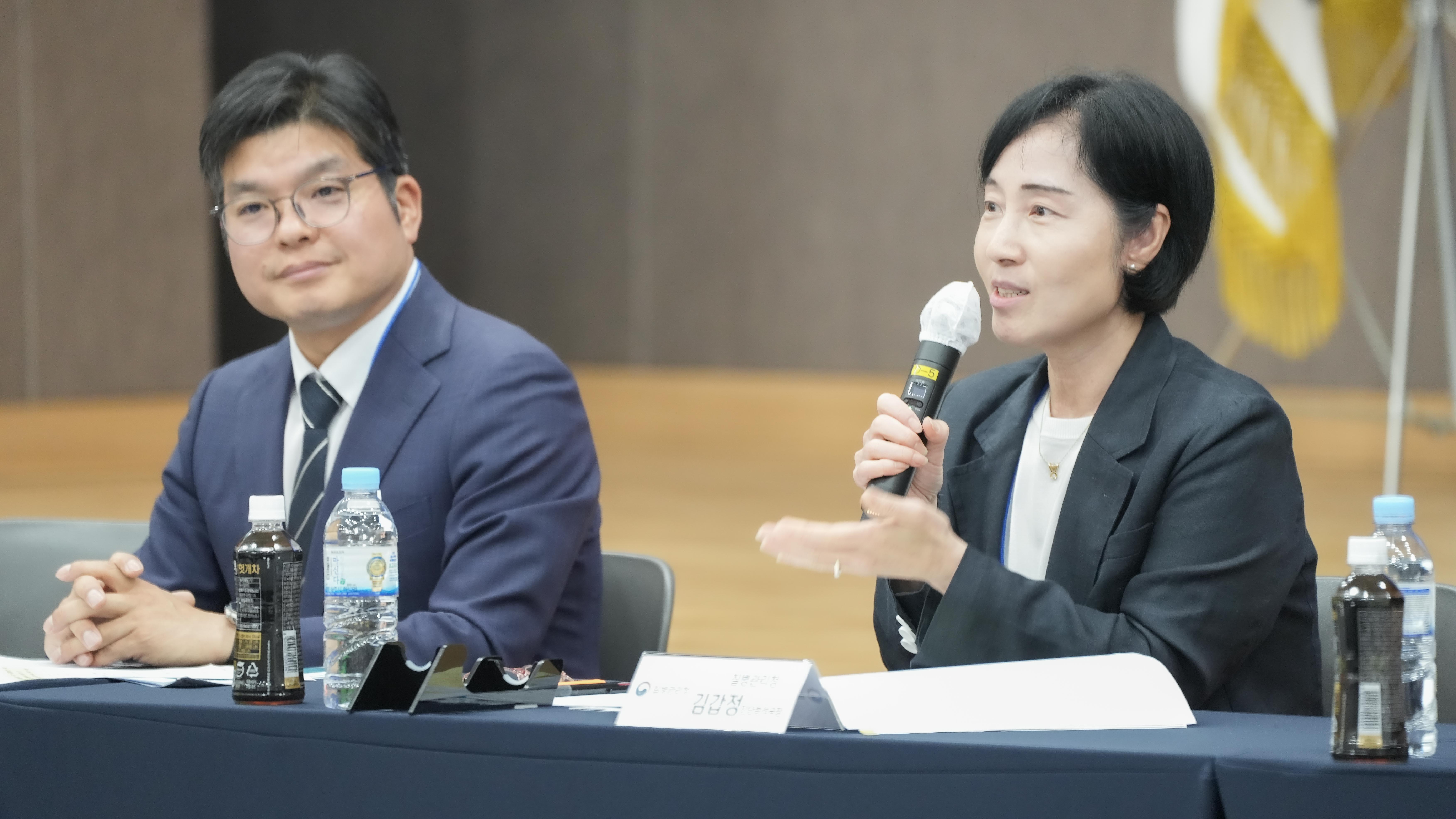 Kim Gab Jung (derecha), directora del Departamento de Diagnóstico y Análisis de Enfermedades de la KDCA, responde preguntas durante la rueda de prensa celebrada el 1 de julio en la planta de GC Biopharma en Hwasun. A su lado, Jung Yoon-seok, responsable de patógenos de alto riesgo. 