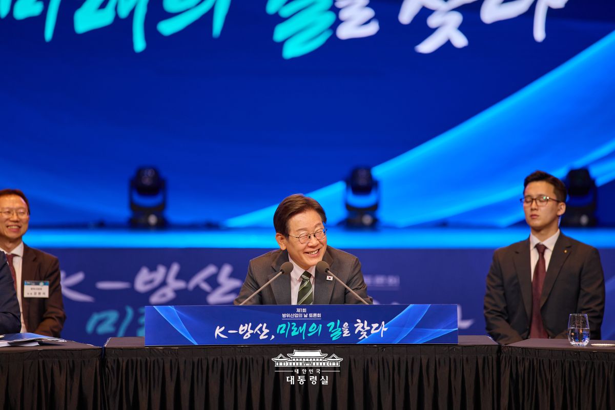 El presidente Lee Jae Myung (centro), habla durante un debate celebrado, el 8 de julio, en un hotel de Seúl, como parte de los eventos para conmemorar el primer Día de la Industria de Defensa. | Oficina presidencial