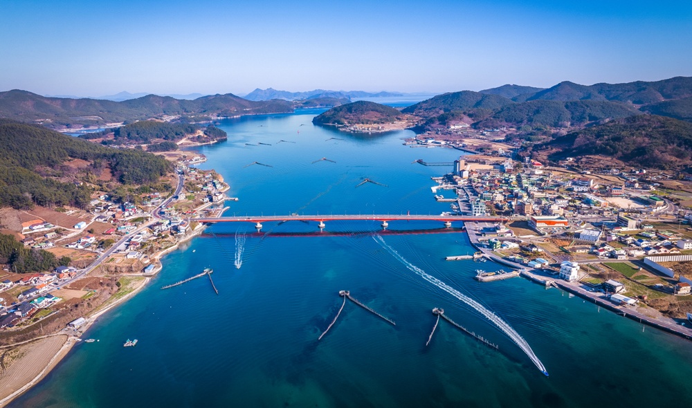 Se muestran las Jukbangryeom, o redes de pesca de bambú, en el estrecho de Jijok, en el condado de Namhae-gun, provincia de Gyeongsangnam-do. | Ministerio de Océanos y Pesca 