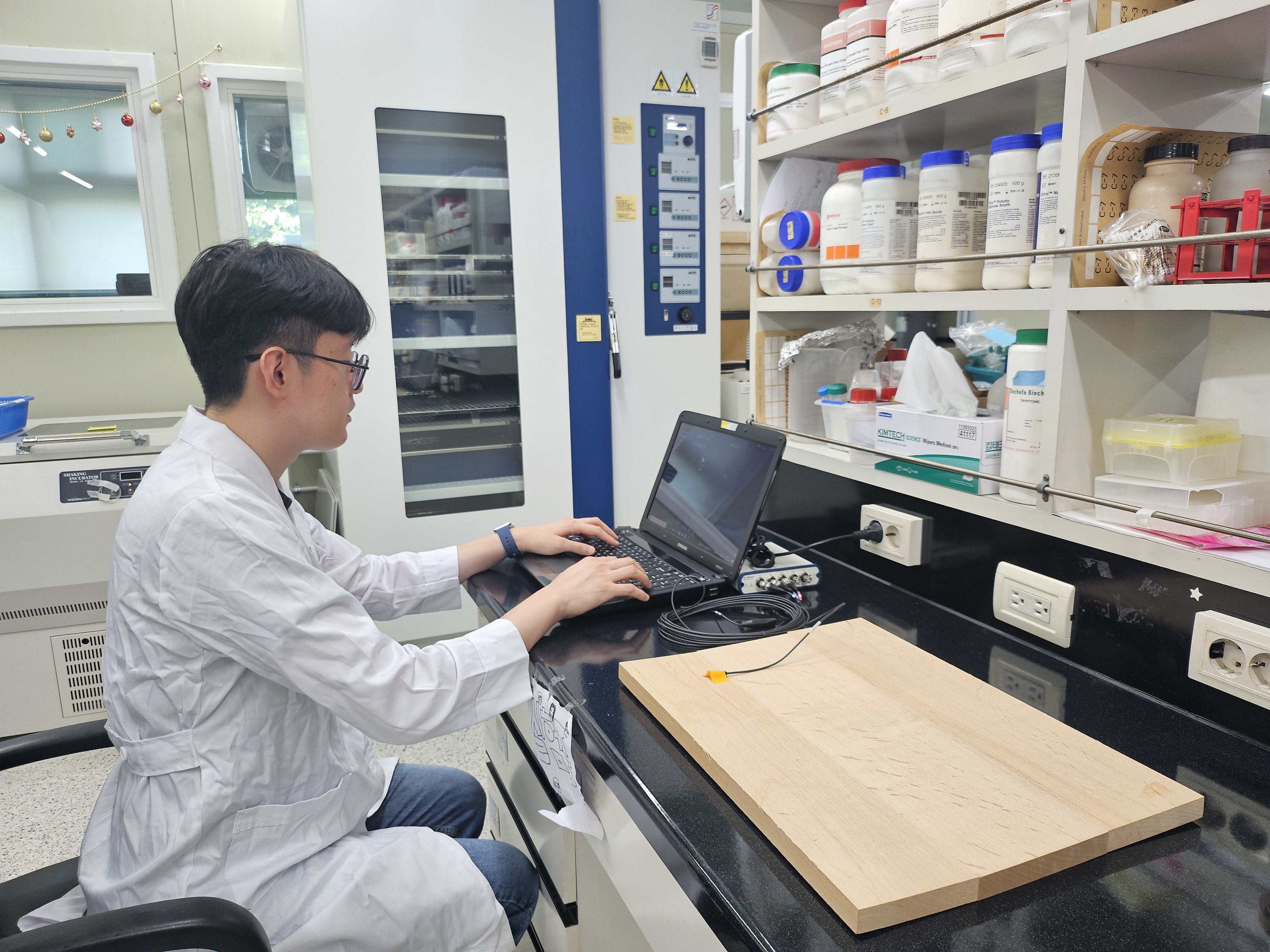 Un investigador del Instituto Nacional de Ciencias Forestales analiza las propiedades acústicas de la madera utilizando microorganismos. | Instituto Nacional de Ciencias Forestales