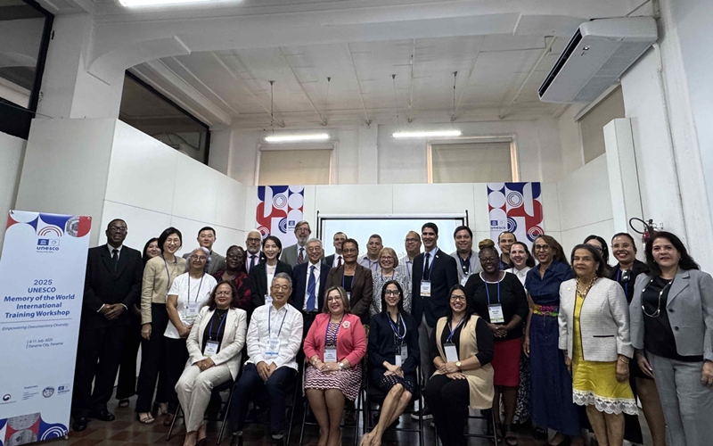  Los participantes posan para una foto grupal durante la ceremonia de apertura del ‘Taller conjunto de fortalecimiento de capacidades sobre el Programa Memoria del Mundo de la Unesco’, celebrada el 8 de julio (hora local) en Ciudad de Panamá, Panamá. | Servicio de Patrimonio de Corea