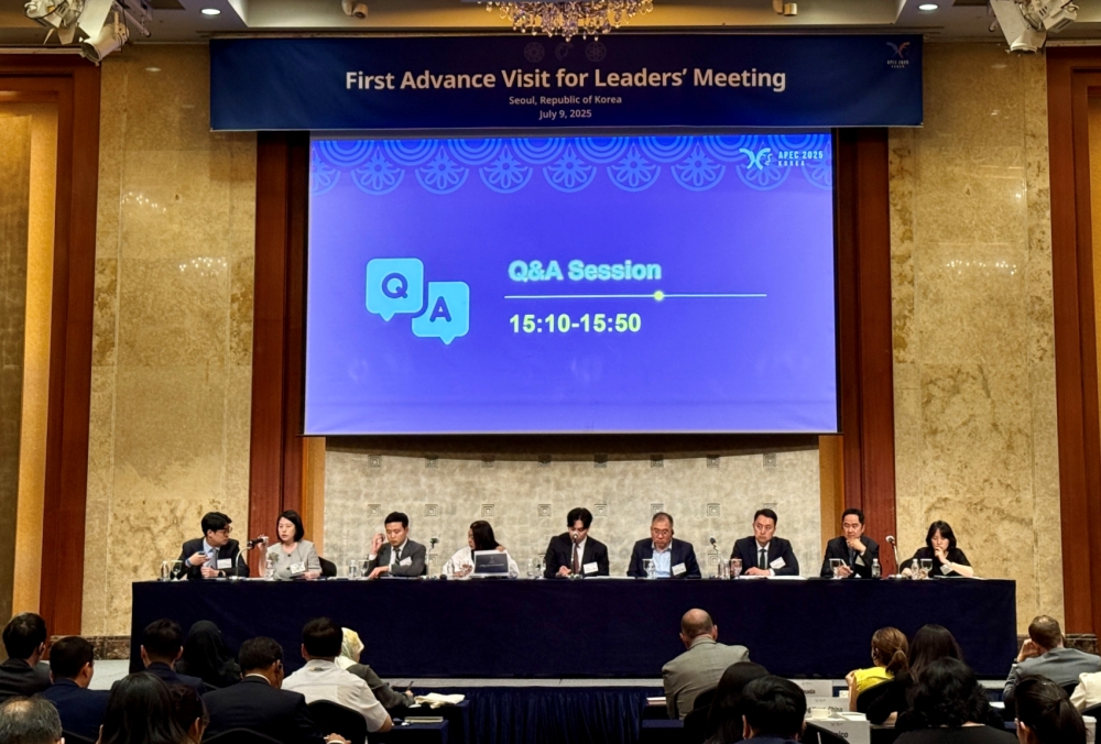 ﻿El comité organizador de la cumbre del Foro de Cooperación Económica Asia-Pacífico (APEC, por sus siglas en inglés) celebró, los días 9 y 10 de julio, la primera visita preparatoria dirigida a los países miembros, en preparación para la cumbre que tendrá lugar a finales de octubre en Gyeongju. La foto muestra una sesión informativa sobre la cumbre relacionada, celebrada el 9 de julio en Seúl. | Ministerio de Asuntos Exteriores