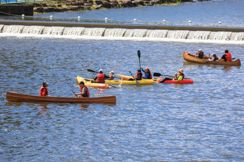 Unos turistas disfrutan de paseos en canoa y botes de madera durante la 17.ª edición del Festival del Agua de Jeongnamjin Jangheung, realizada el año pasado en el condado de Jangheung-gun, provincia de Jeollanam-do.