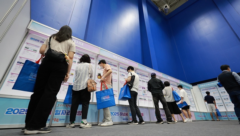 Los visitantes revisan los tablones de anuncios durante una feria laboral celebrada el 11 de julio en Hanam, provincia de Gyeonggi-do. | Agencia de Noticias Yonhap