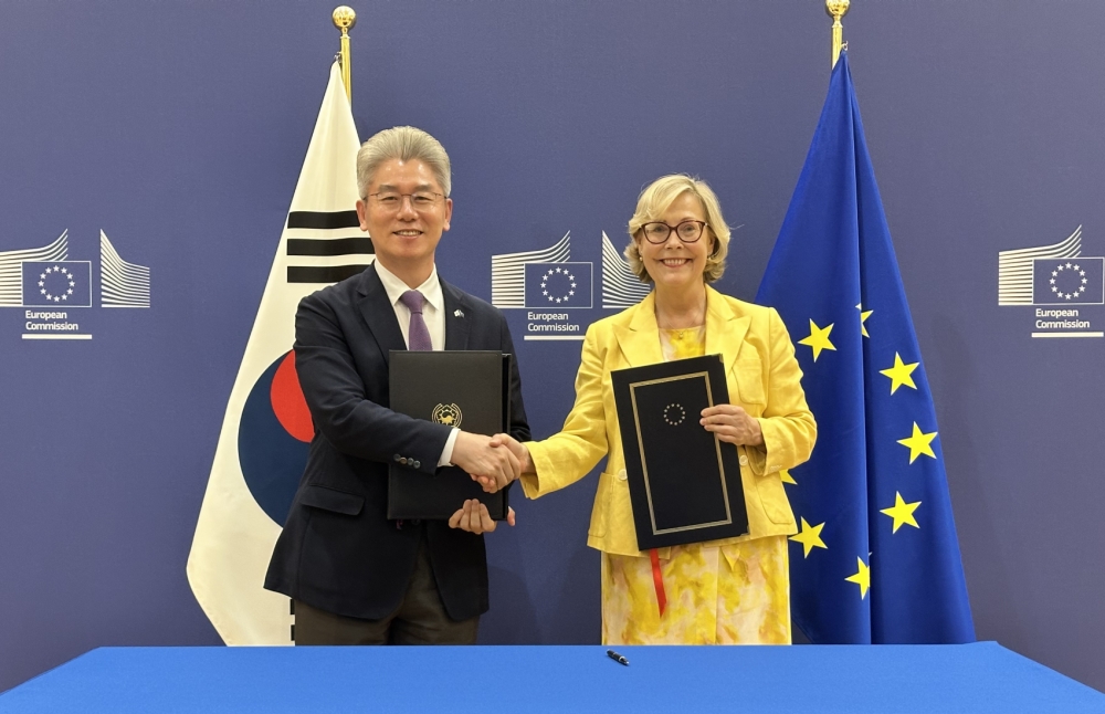 El embajador de Corea en Bélgica y ante la Unión Europea, Ryu Jeonghyun (izquierda), y Signe Ratso, directora general adjunta de la Dirección General de Investigación e Innovación de la Comisión Europea, posan para una foto el 17 de julio (hora local) en Bruselas tras firmar e intercambiar los protocolos relativos a la incorporación de Corea a Horizonte Europa como país miembro asociado. | Agencia de Noticias Yonhap